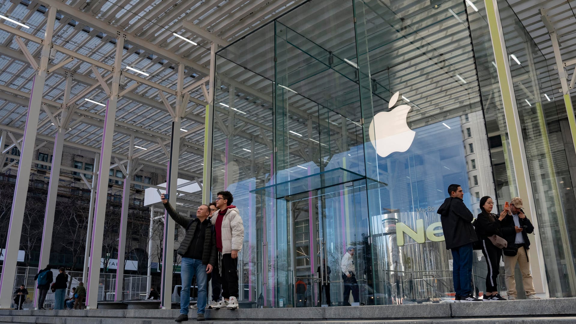Apple cumple medio siglo: del garaje de Jobs a la carrera de la inteligencia artificial
