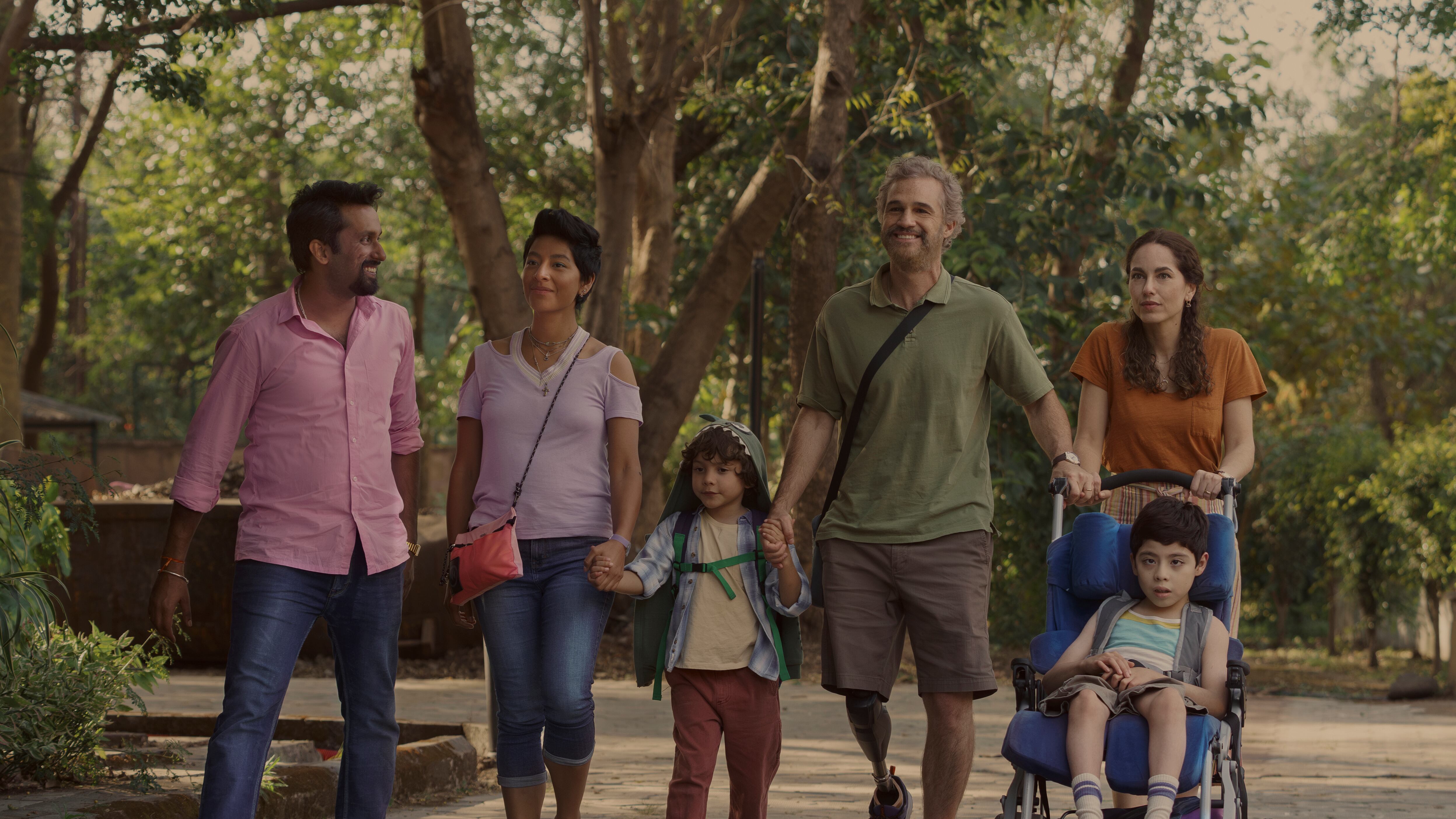 Bárbara Mori como Bárbara, Julian Aguilar Tello es Lucca.