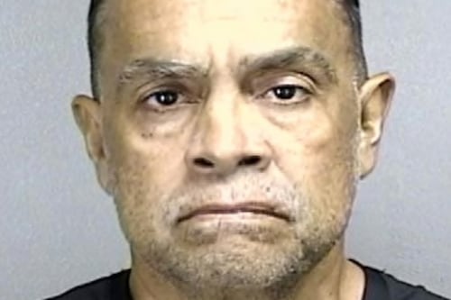 Justicia radica cargos criminales contra hombre por apuñalar a su expareja en Año Viejo