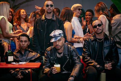 Del balón a los beats: Rauw Alejandro convierte el fútbol en música con “Dando Vueltas”