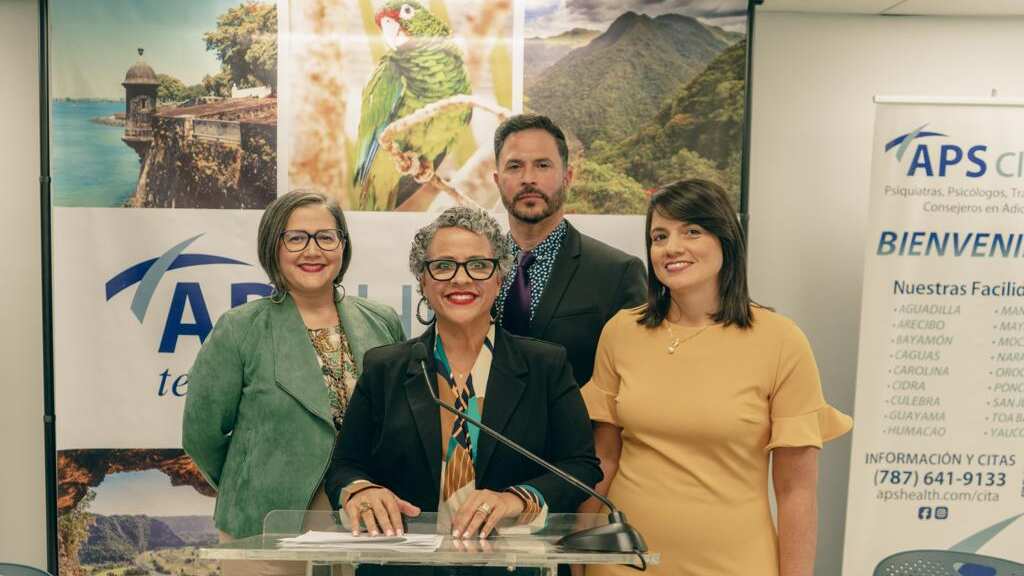 Dra. Karen G. Martínez, Dra. Wendy Fernández, Lcdo. Jorge Pesquera, Dr. José Masa y la Dra. Vilmarie Ruiz, directora operacional de las clínicas APS.