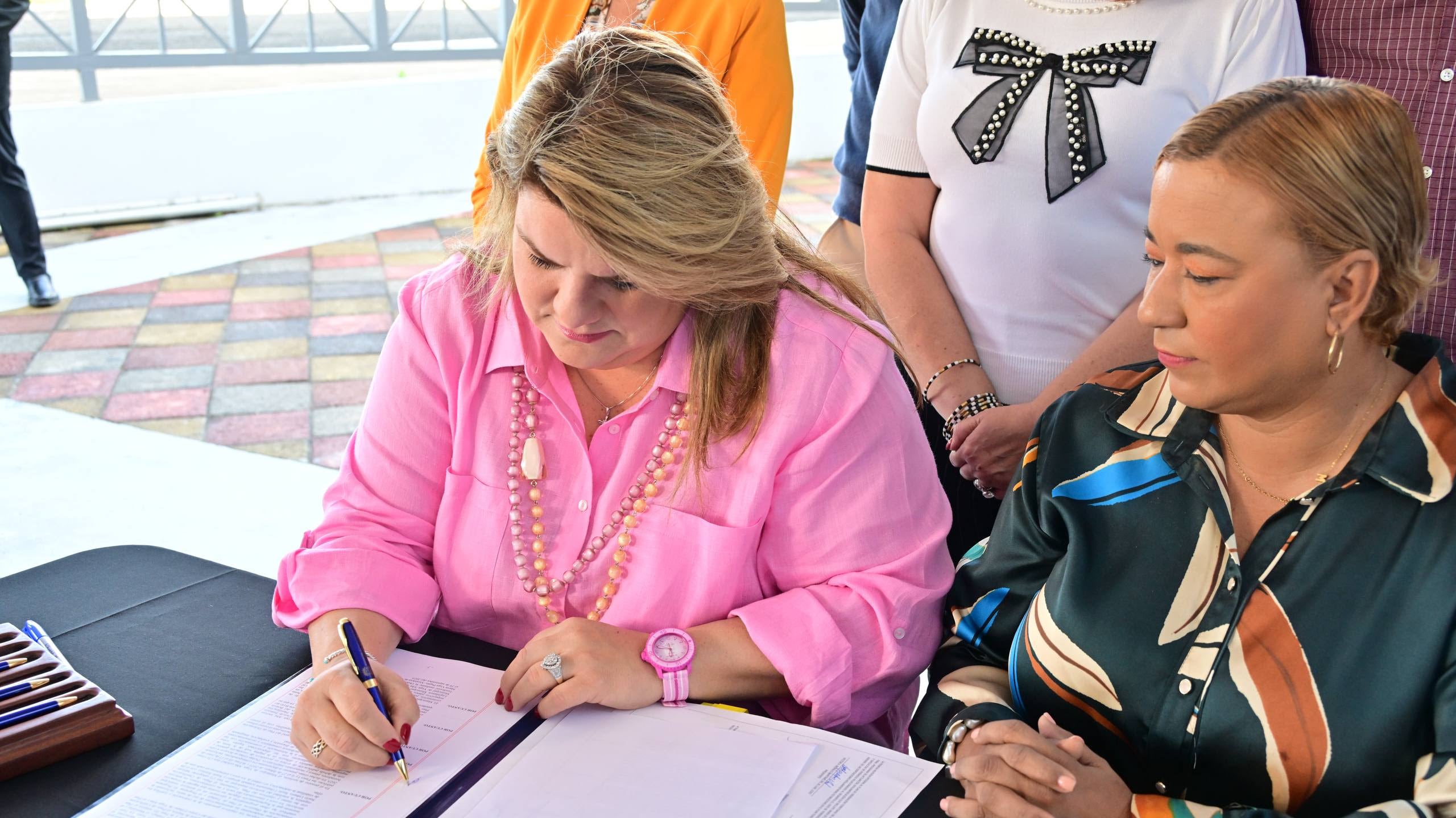 La gobernadora, Jenniffer González Colón, firma la Orden Ejecutiva que oficializa la revisión integral del Plan de Ordenación Territorial de Vega Alta.