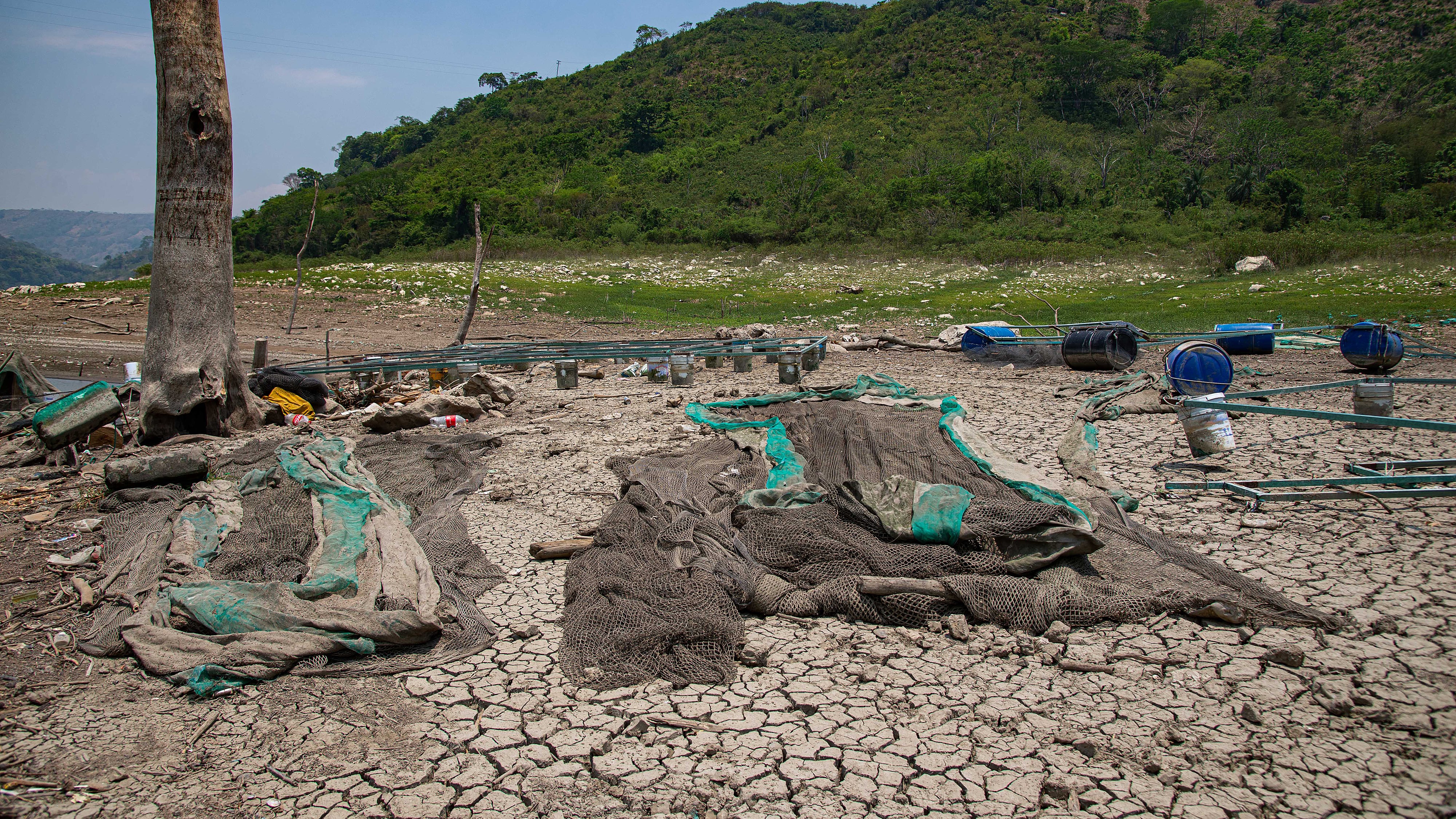 Imagen de archivo del bajo nivel de agua en la presa Malpaso, en el municipio de Tecpatán, en Chiapas (México), debido a la sequía por las persistentes olas de calor. EFE/Carlos López