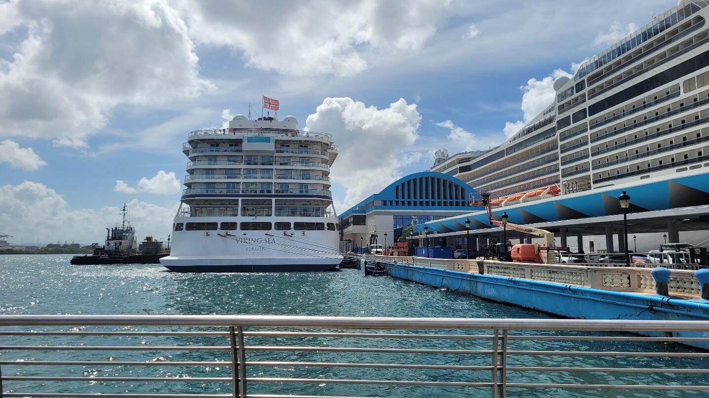 Vista del Muelle 4 con operaciones simultáneas de dos cruceros.