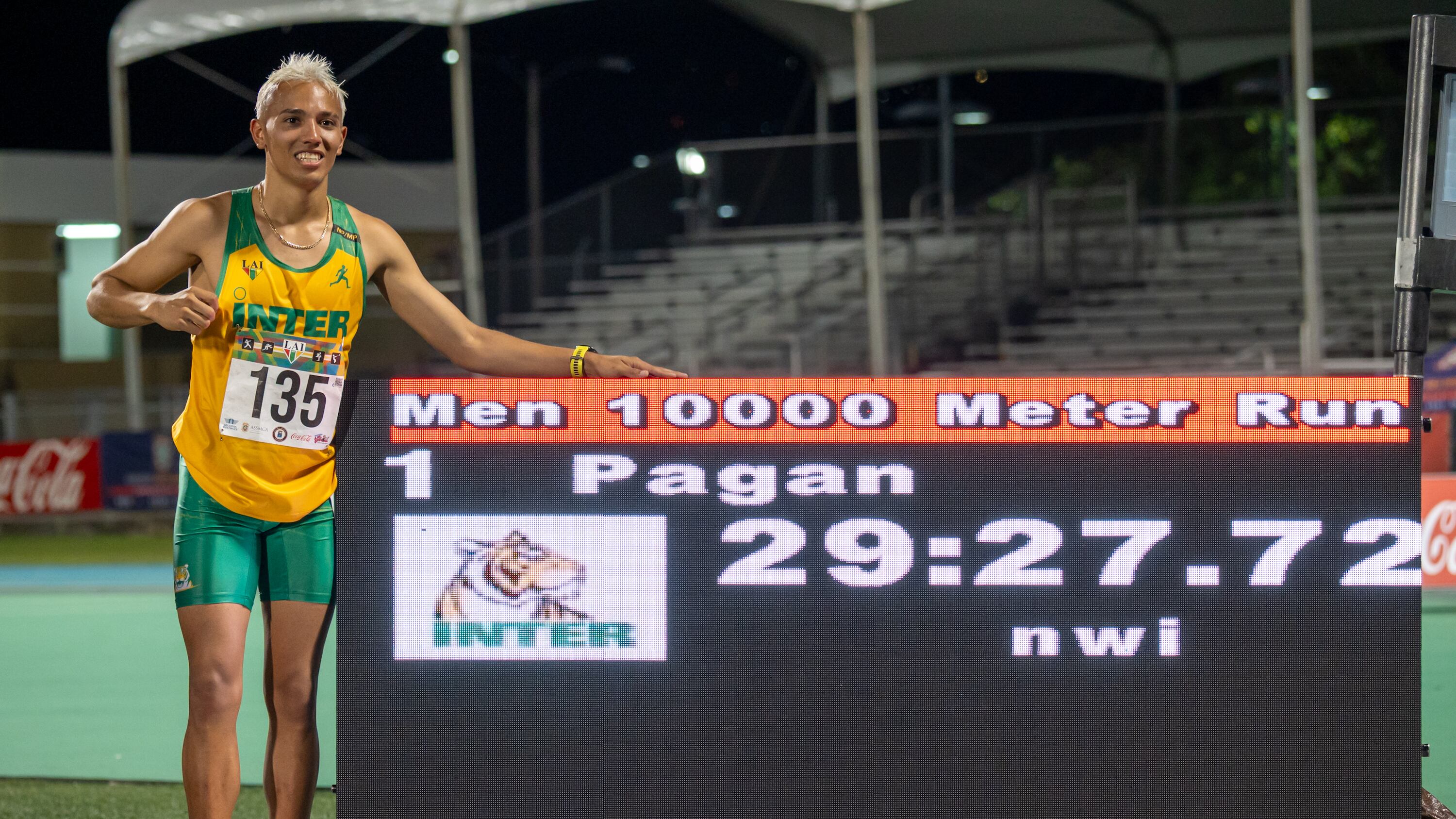 Agradecimiento con llantos y abrazos de celebración en el primer día de las Justas de Atletismo
