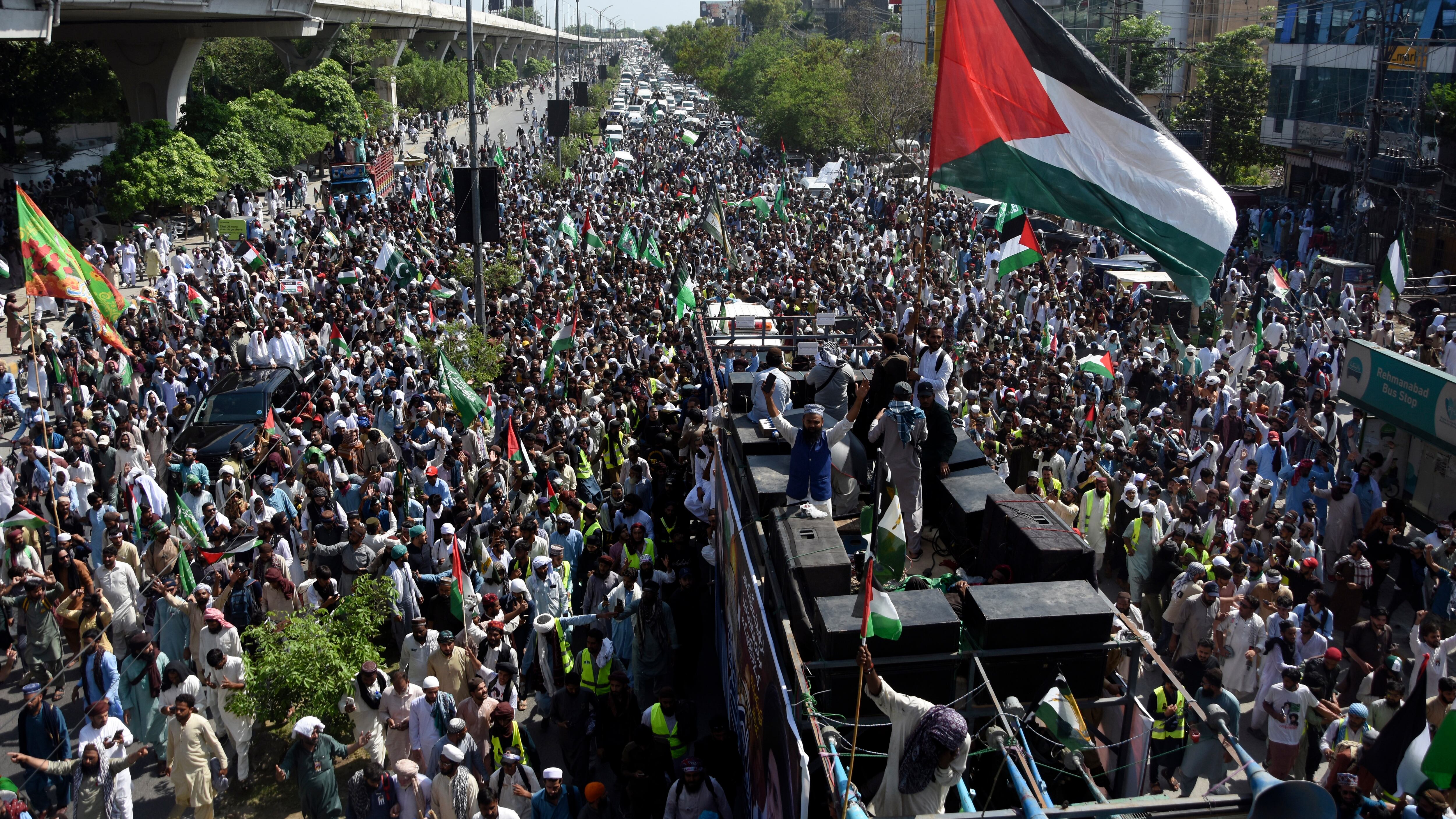 Miles de simpatizantes del partido religioso Tehreek-e-Labbaik Pakistan (TLP) participan en una manifestación en solidaridad con el pueblo palestino de Gaza, en Rawalpindi, Pakistán, el sábado 13 de julio de 2024. (AP Foto/W.K. Yousafzai)