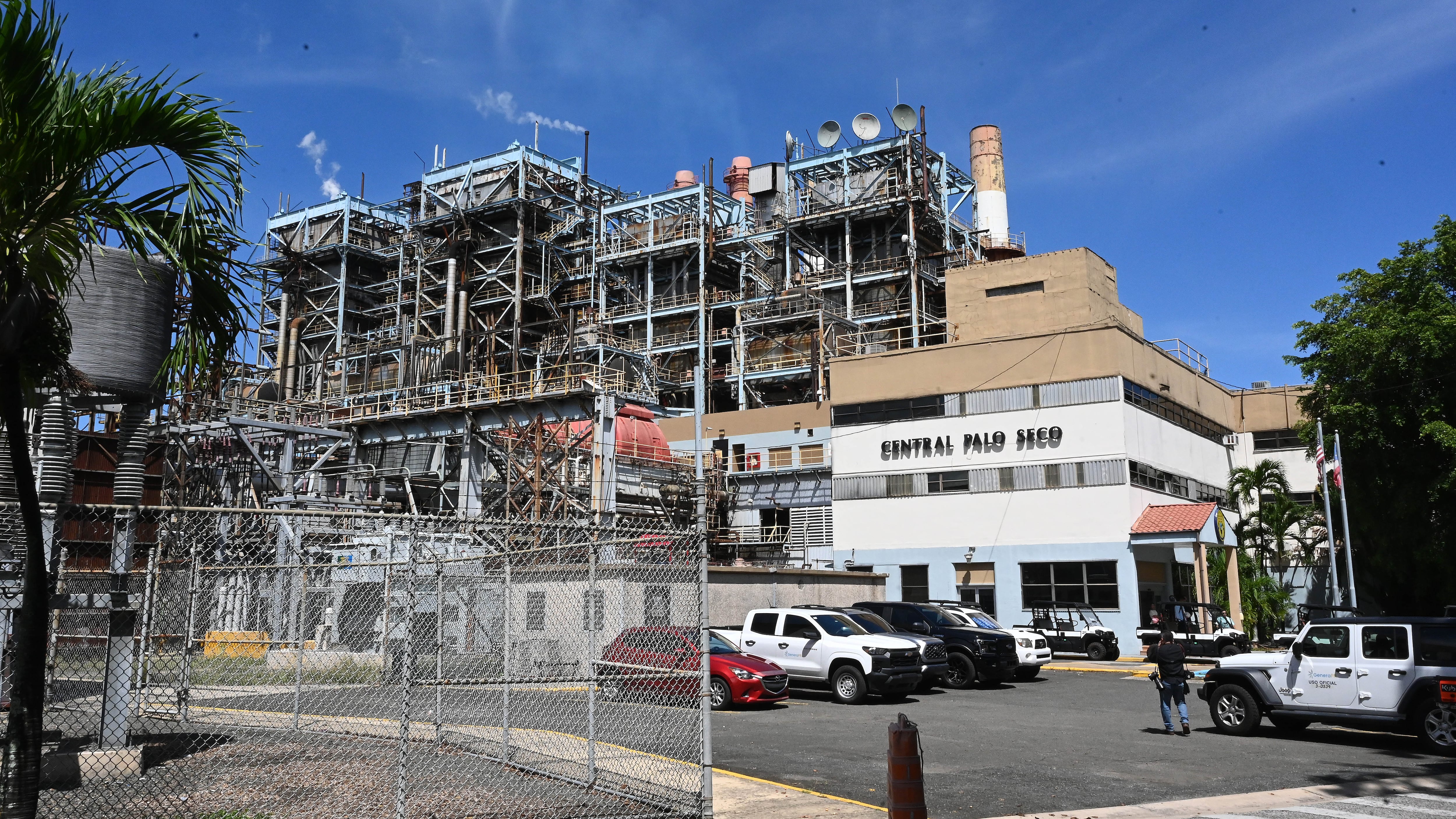 La gobernadora, Jennifer González recorre la Planta Eléctrica de Palo Seco.