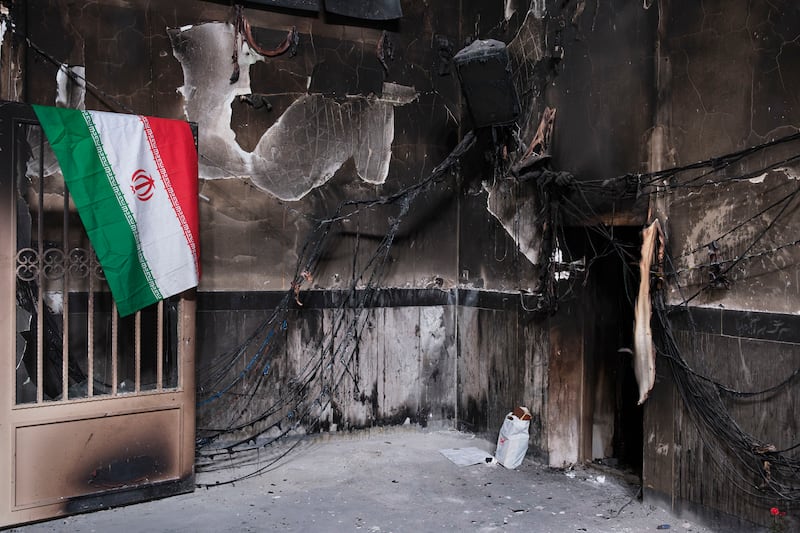 Interior quemado de la de la mezquita Beheshti, del oriental barrio de Tehranpars, durante las protestas que han sacudido el país en las últimas semanas. Irán mostró este miércoles los destrozos que sufrieron mezquitas de Teherán, uno de los símbolos de la República Islámica, en las protestas de las que acusa a Estados Unidos e Israel y en las que han muerto miles de personas, según grupos de derechos humanos, en la represión policial. EFE/Jaime León