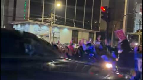 Varios fans de Shakira esperaron afuera de su hotel en Quito, pero la cantante no les dijo ni “hola”