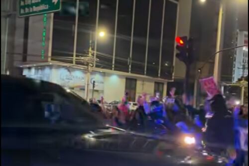 Varios fans de Shakira esperaron afuera de su hotel en Quito, pero la cantante no les dijo ni “hola”