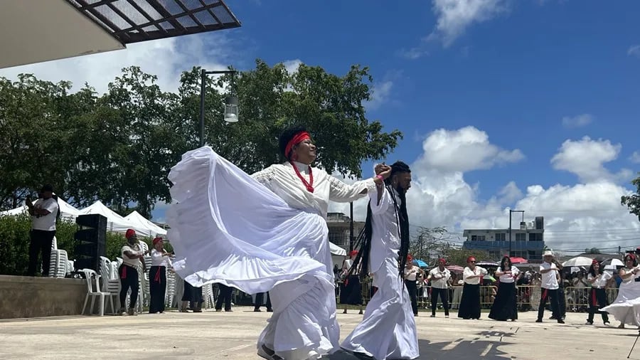 Personas bailan en el XIV Encuentro de Tambores, celebrado en la Plaza Antonio R. Barceló