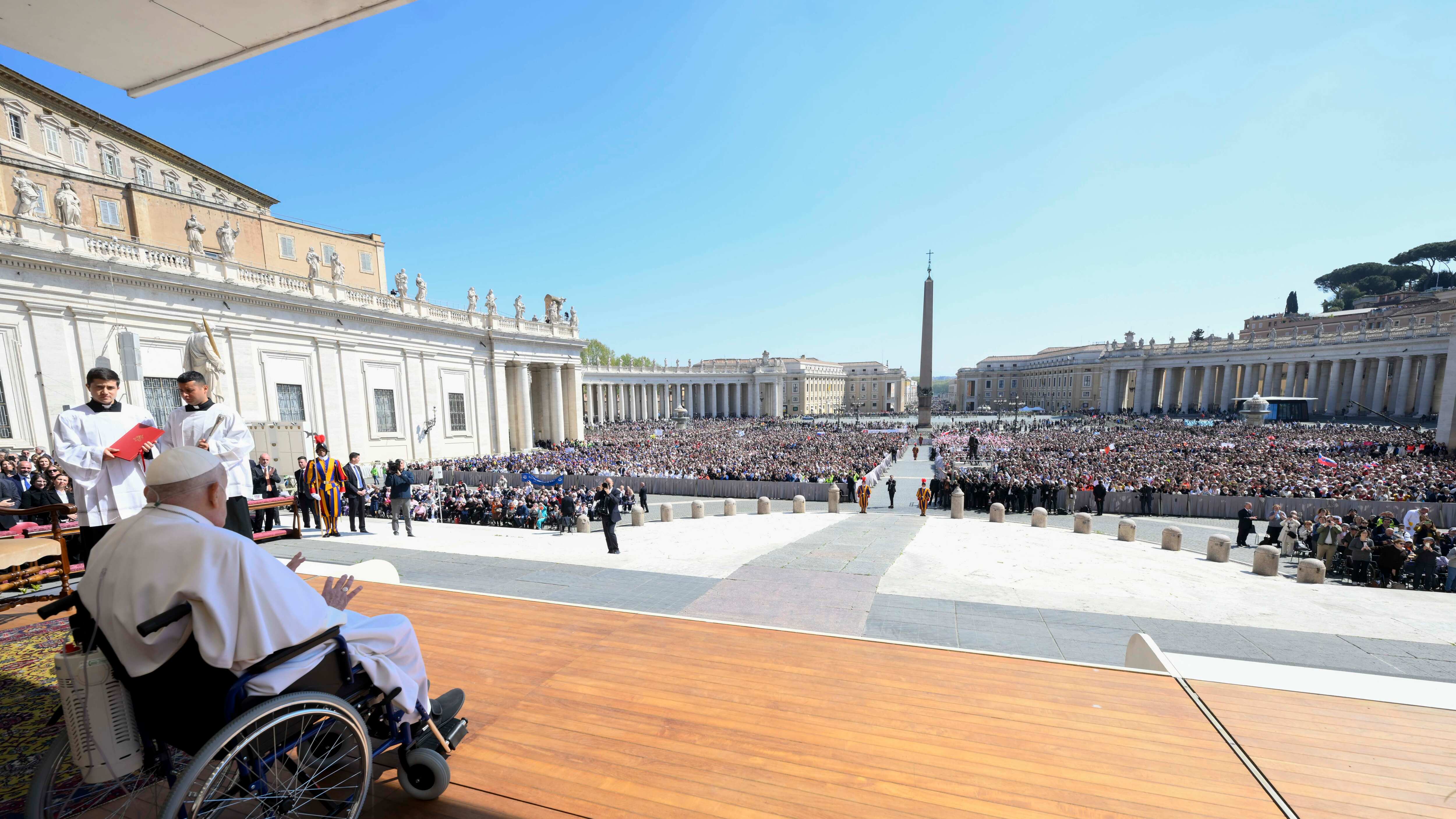 Papa Francisco y su sorpresiva llegada a  la Plaza de San Pedro