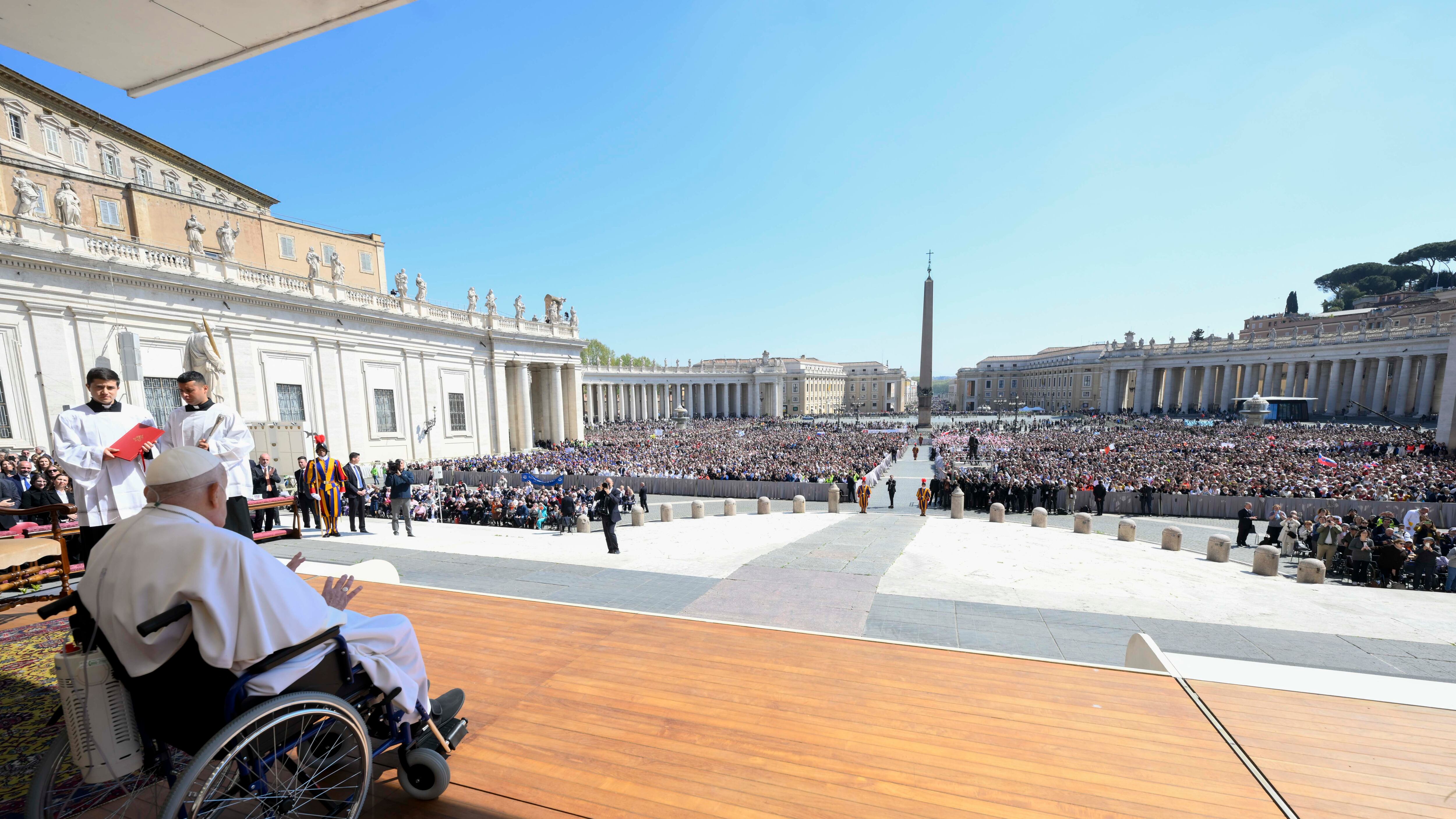 Papa Francisco y su sorpresiva llegada a la Plaza de San Pedro