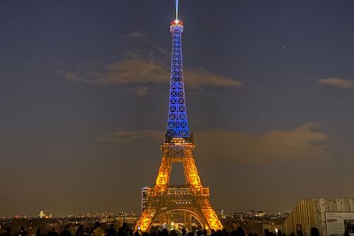La Torre Eiffel se ilumina con los colores de Ucrania en solidaridad