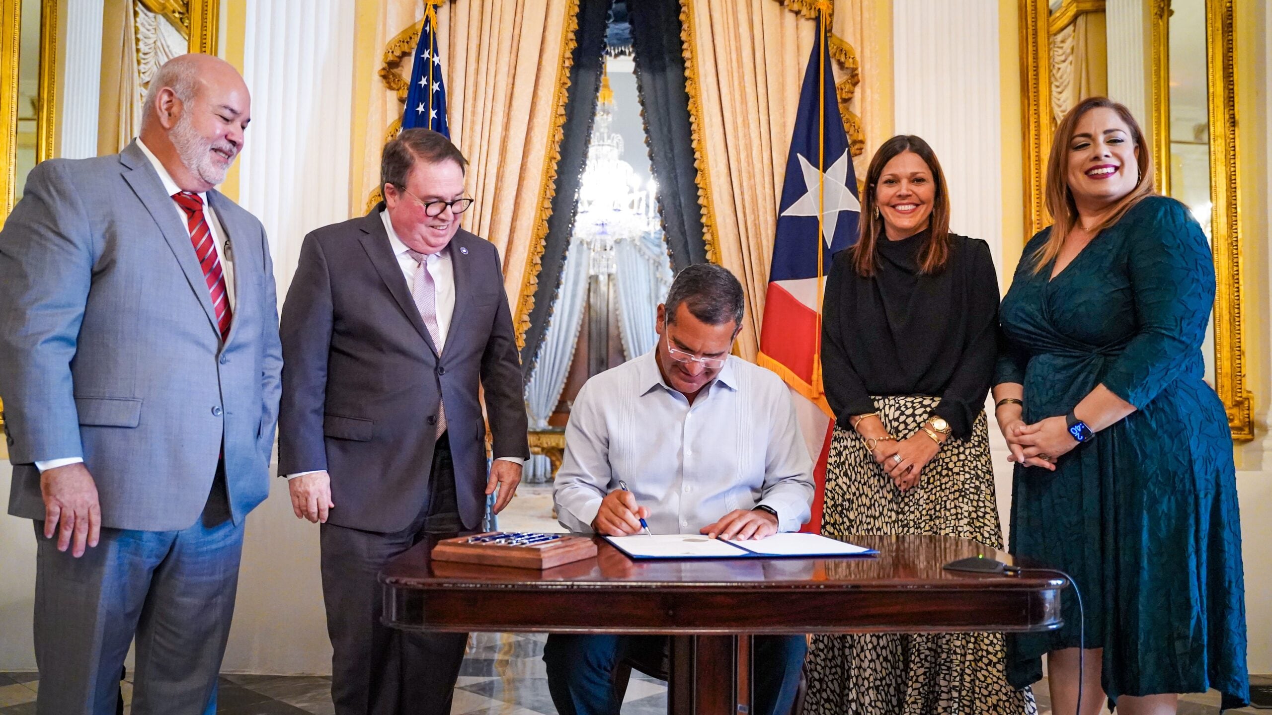 La actividad se llevó a cabo en el Salón de Los Espejos de La Fortaleza