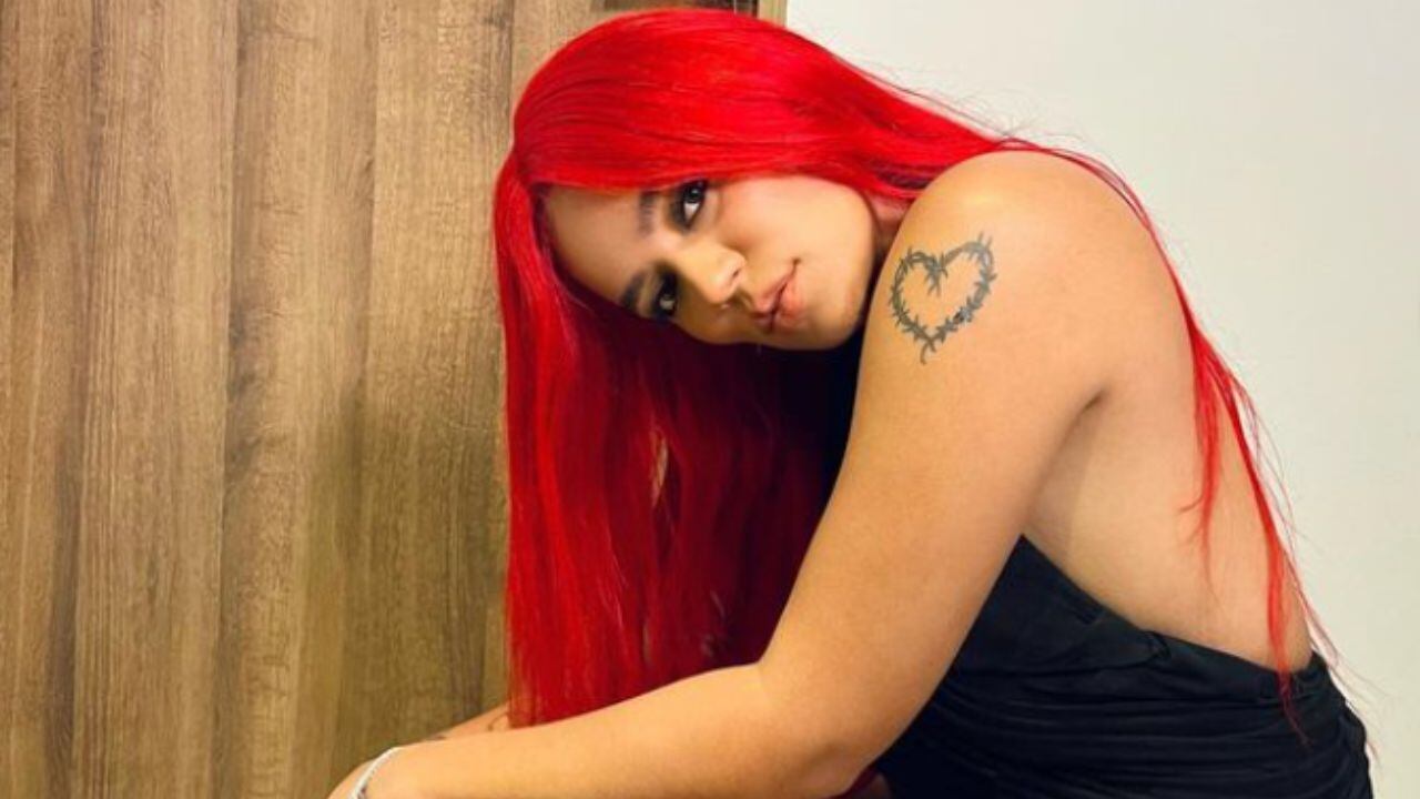 Karol G explota contra una revista por 'modificar' su rostro