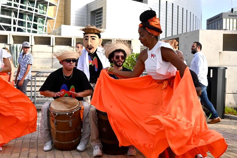 Personas de todas partes llegaron hasta el Coliseo de Puerto Rico, José Miguel Agrelot.
