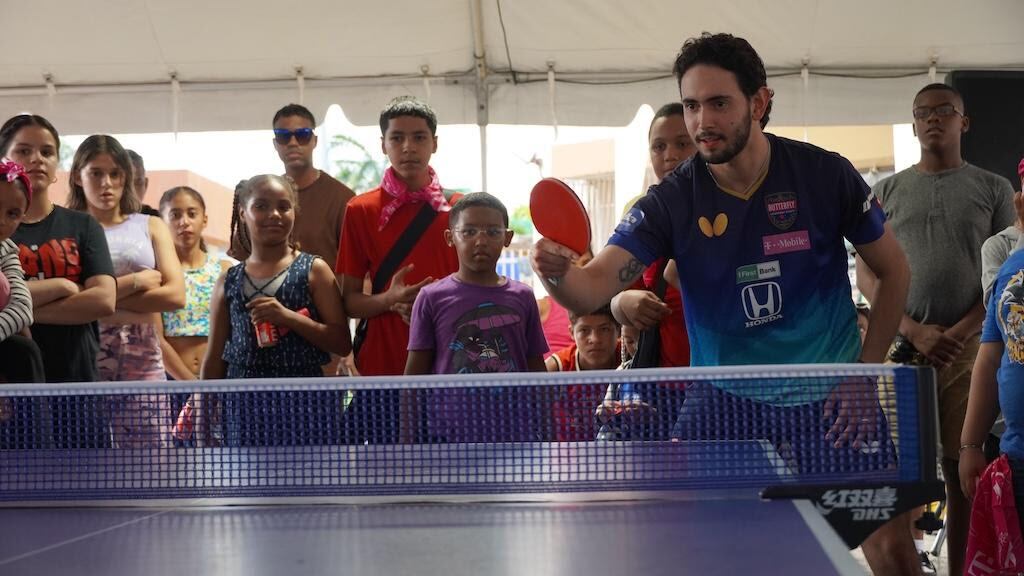 Brian Afanador en un juego de exhibición en el residencial Luis Llorens Torres.