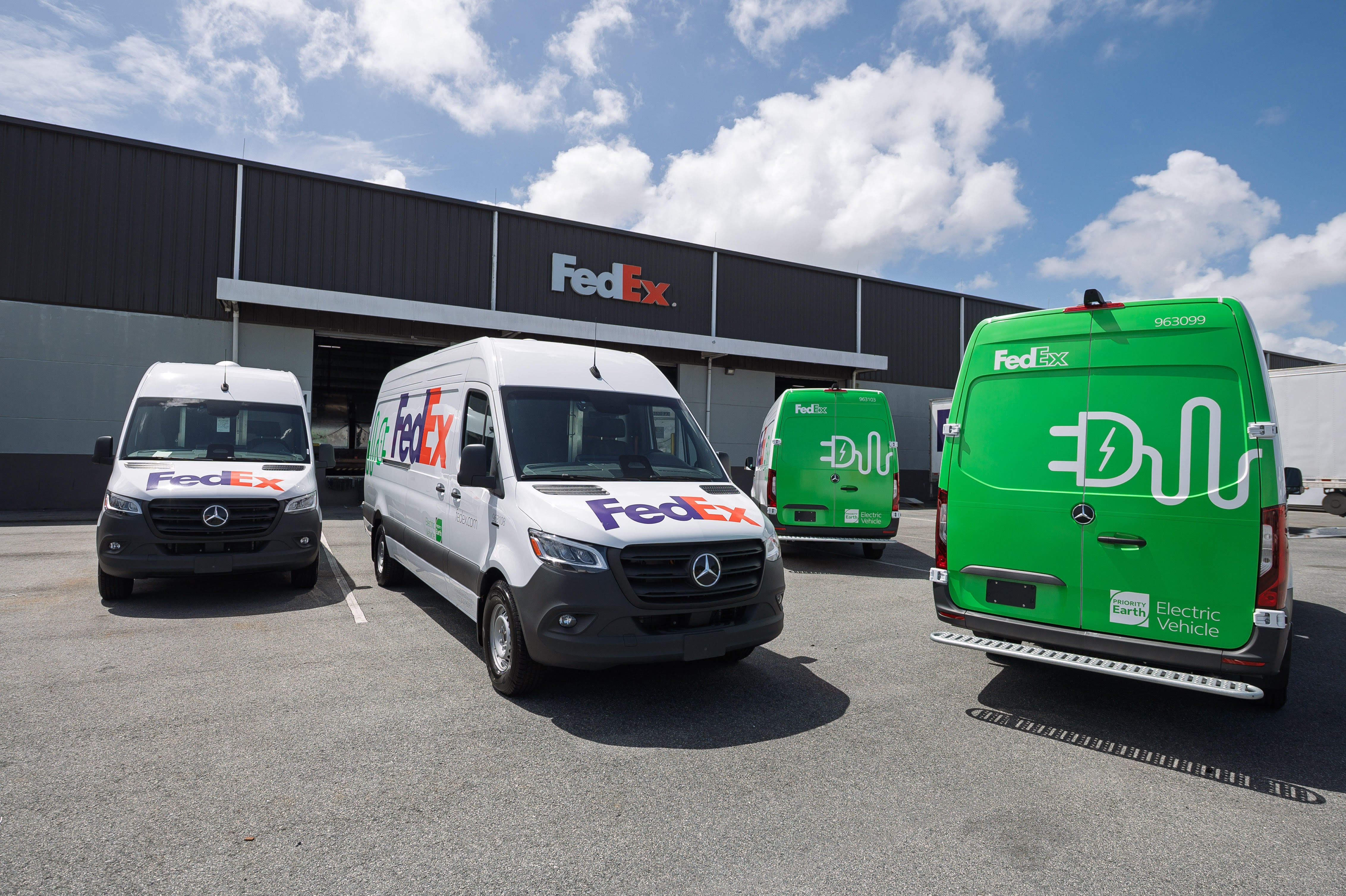 FedEx incorpora nuevos vehículos eléctricos a sus operaciones en Puerto Rico