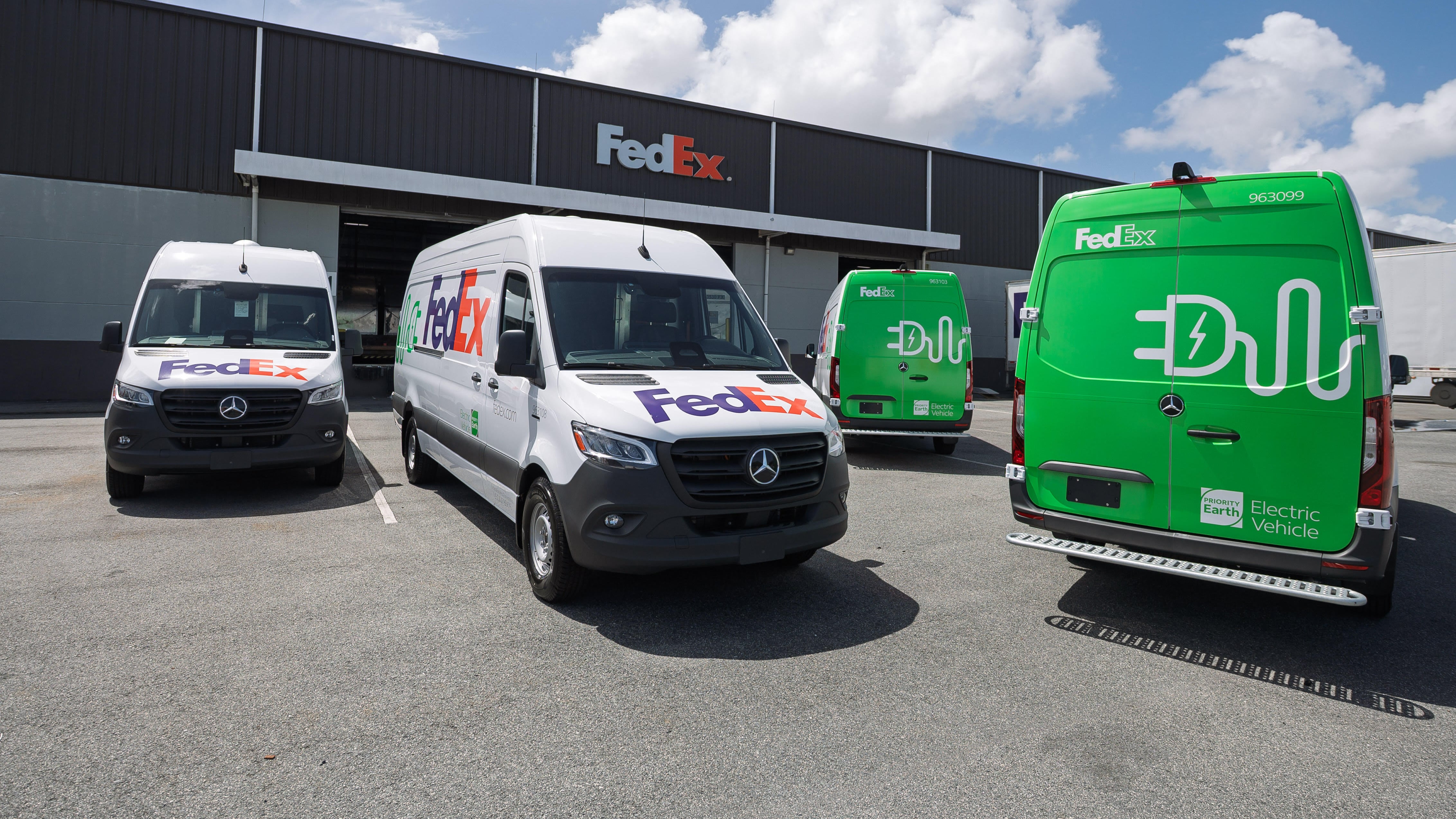 FedEx incorpora nuevos vehículos eléctricos a sus operaciones en Puerto Rico