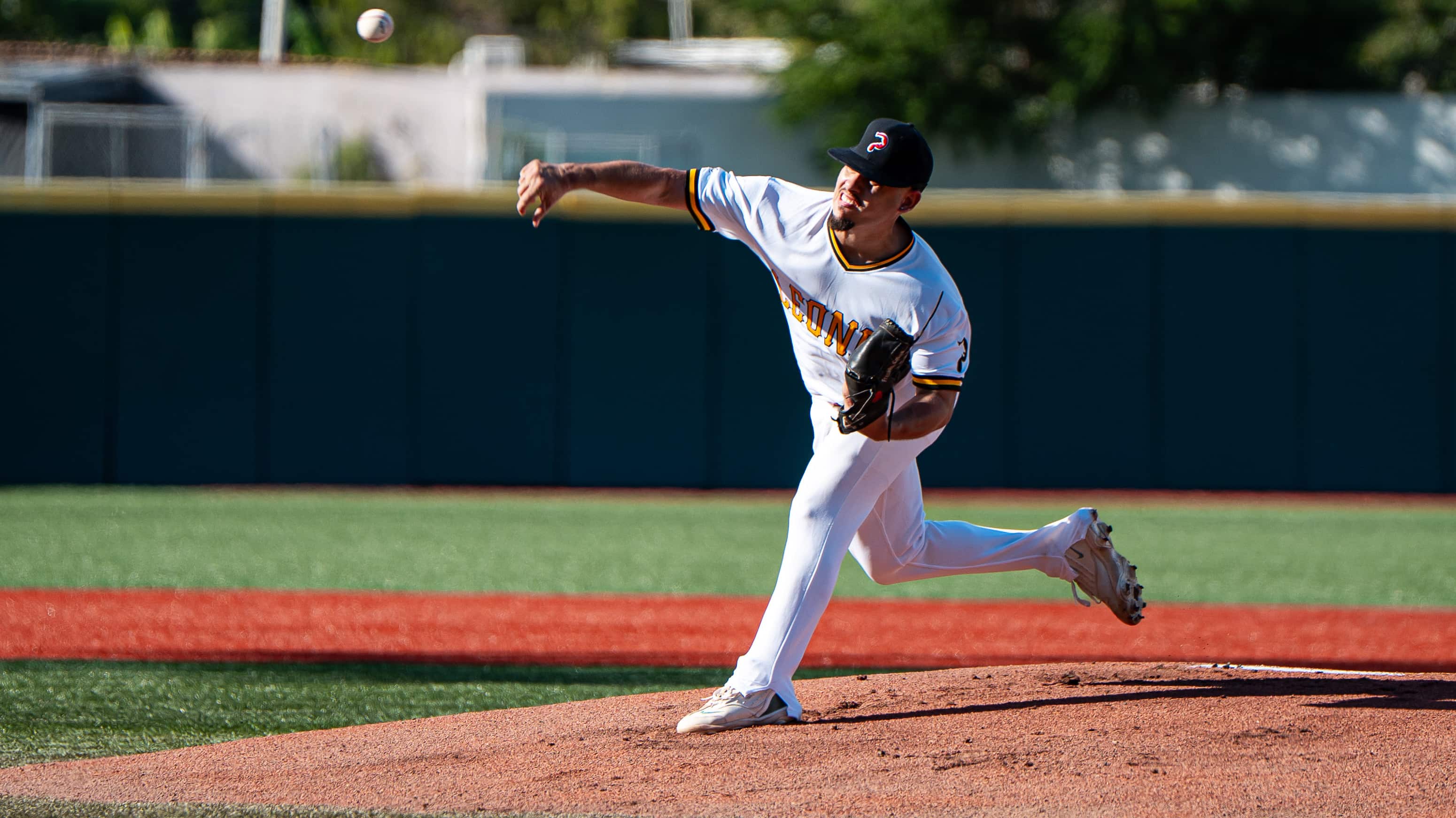 Franny Cobos (0-1) cargó con la derrota tras permitir tres carreras, dos de ellas sucias, en tres episodios de labor.