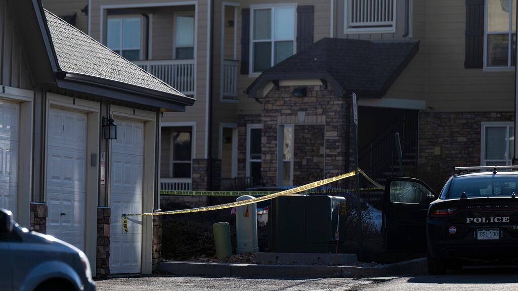 ARCHIVO - Policía acordona una escena de crimen donde la policía de Colorado Springs encontró los cadáveres de dos niños dentro de un apartamento del complejo Palomino Ranch Point el martes 19 de diciembre de 2023, en Colorado Springs, Colorado. (Parker Seibold/The Gazette via AP, archivo)