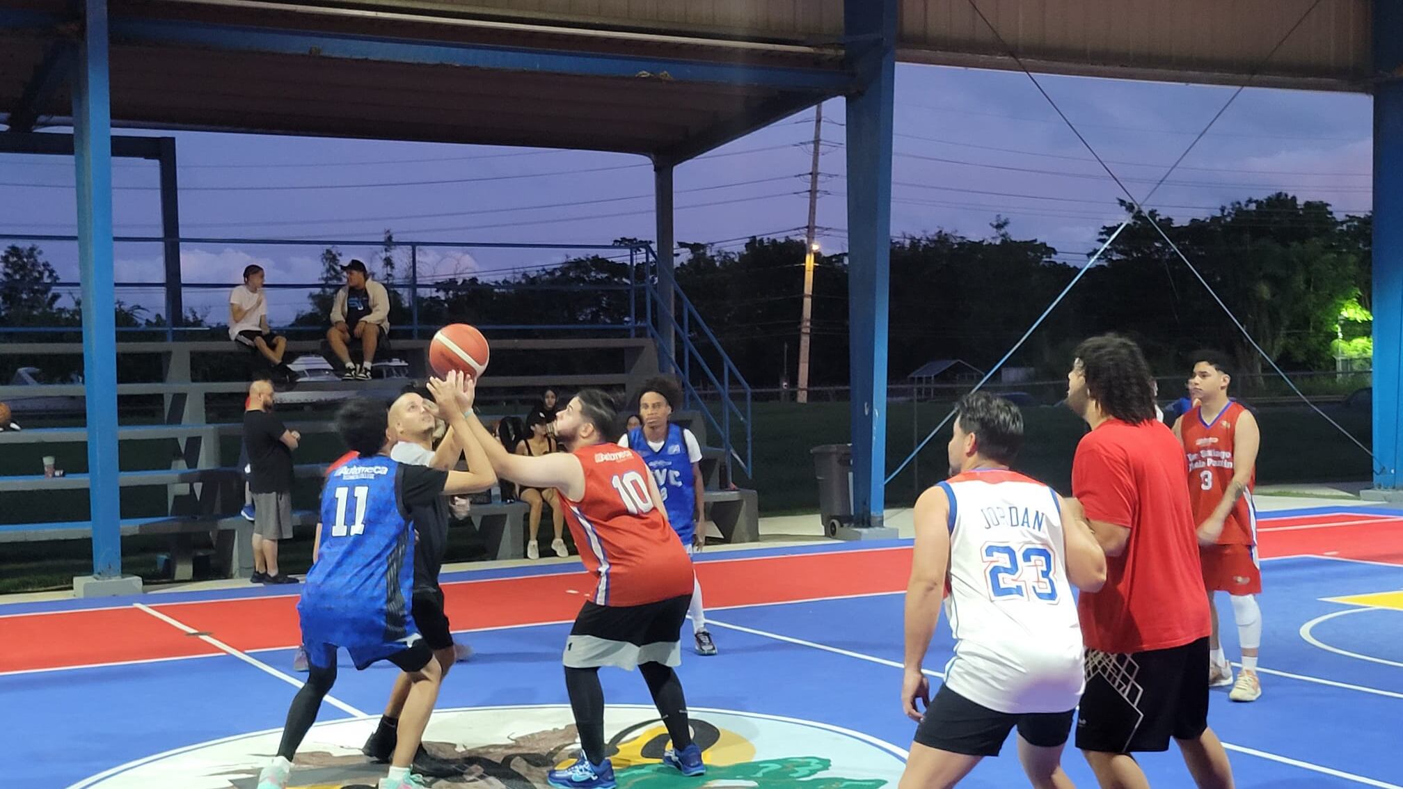 Jóvenes retan alcalde a juego de baloncesto