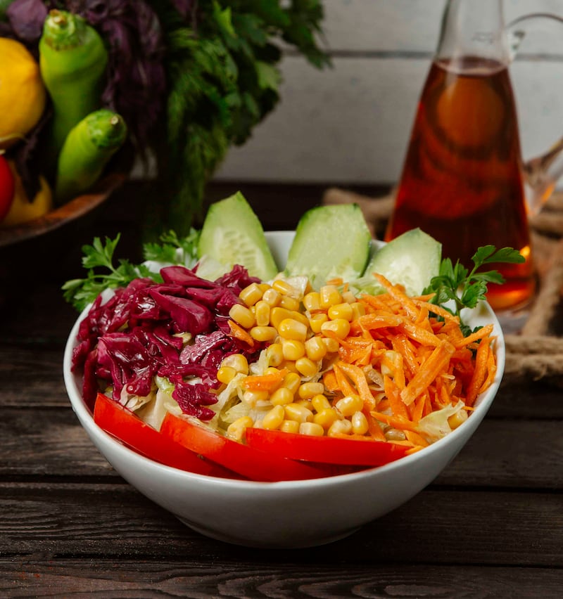 La ensalada es una de los platos más populares y consumidos, y se dice que en cada país hay al menos una versión de este alimento. Fotos: Freepik, Pexels, Unsplash, Creative Commons y Pixabay.