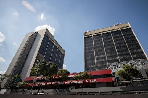 Venezuela deja de lado modelo estatista para recuperar su potente industria petrolera