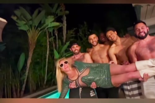 Britney Spears celebra su divorcio con un grupo de hombres sin camisa 