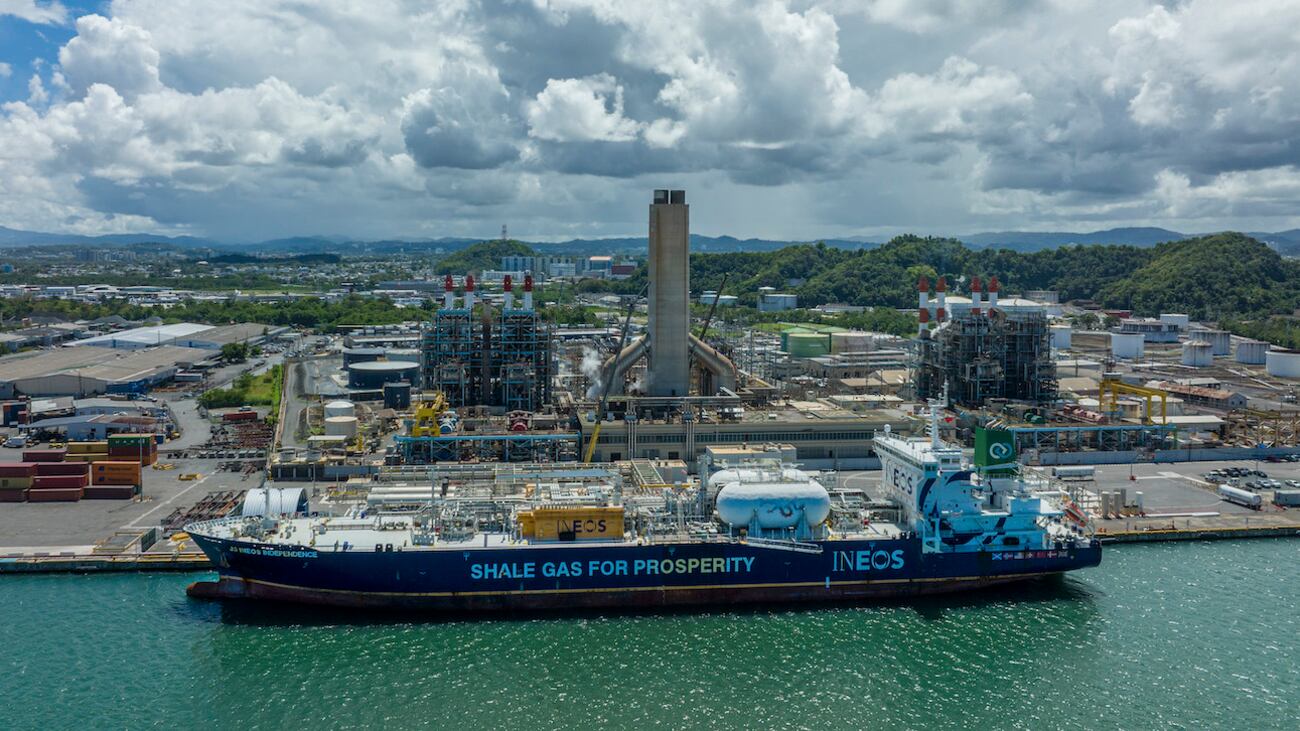 El buque IS INEOS Independence en el puerto de New Fortress Energy en la zona portuaria de San Juan.