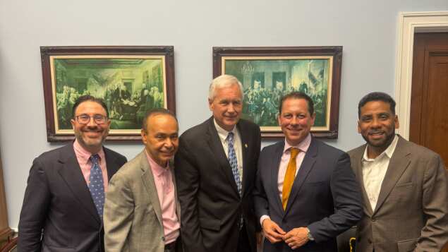 El excandidato a la gobernación en reunión en el Congreso.