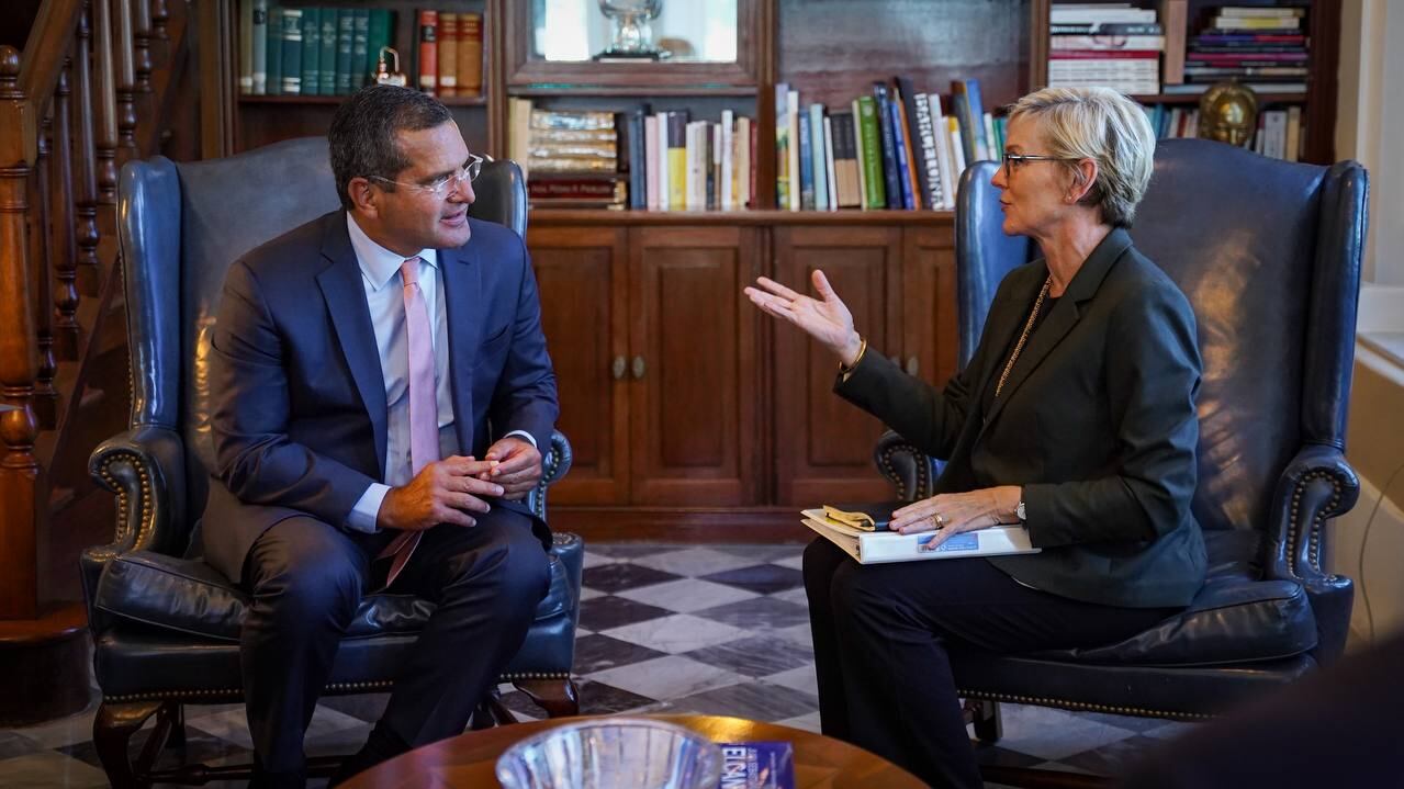 El gobernador de Puerto Rico y la secretaria del Departamento de Energía federal.