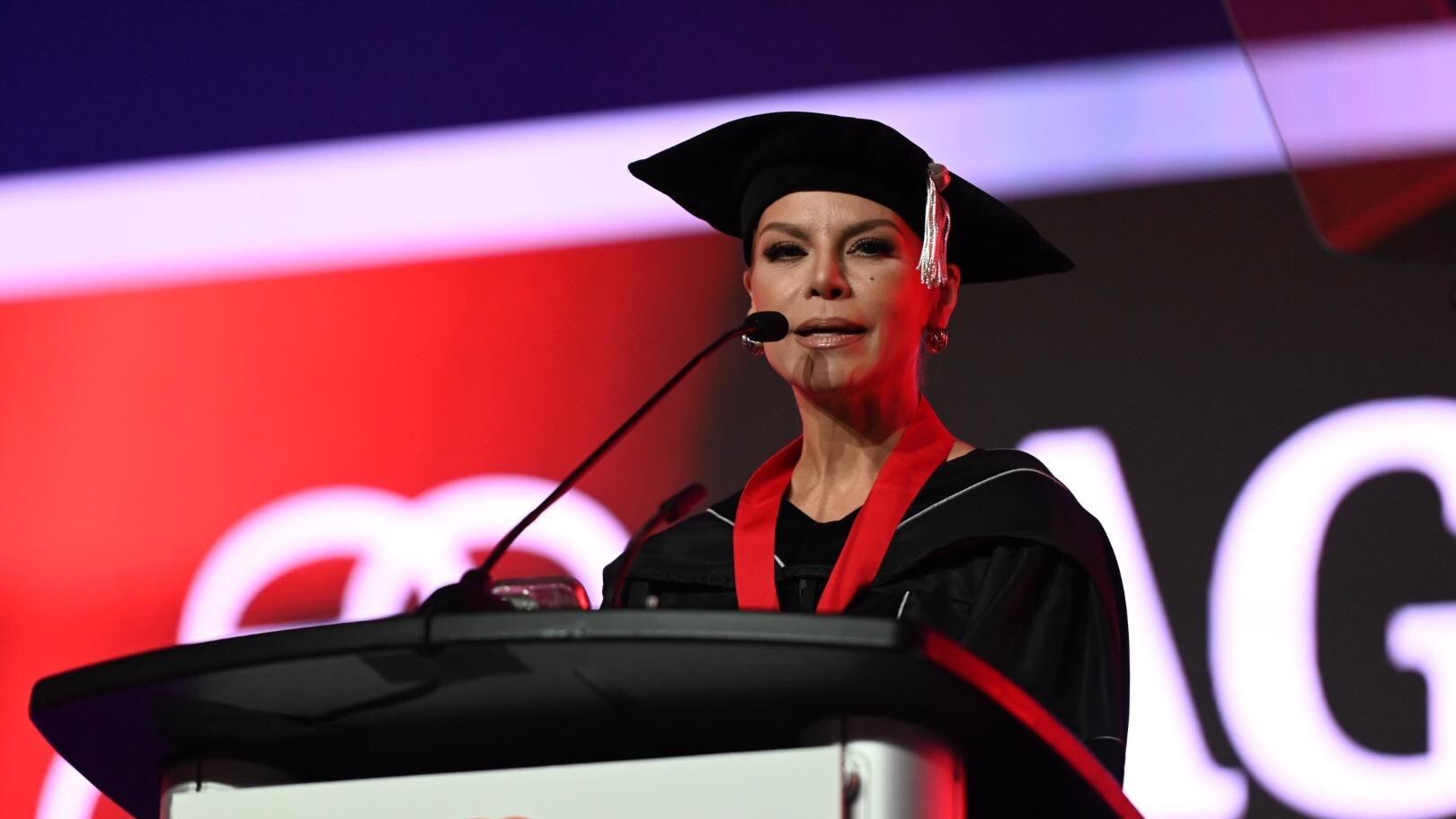 La cantante puertorriqueña Olga Tañón fue reconocida con la Medalla Presidencial de Ana G. Méndez University (AGMU), durante la ceremonia de graduación 2025 celebrada este viernes en el Orange County Convention Center, en Orlando, Florida.
