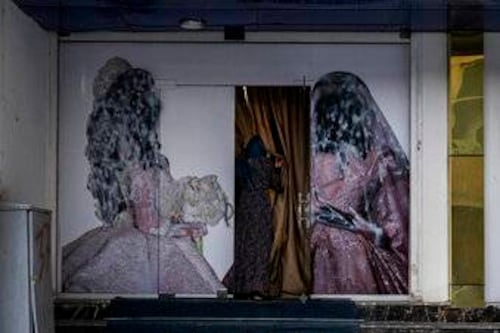 Talibanes permitirán a las mujeres estudiar en la universidad y vestimenta islámica será obligatoria