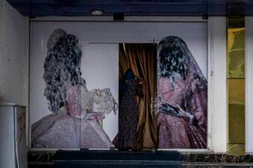 Talibanes permitirán a las mujeres estudiar en la universidad y vestimenta islámica será obligatoria