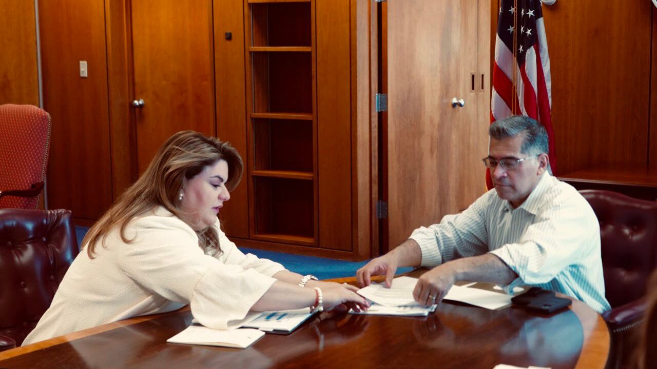 La comisionada residente, Jenniffer González Colón, junto al secretario de Salud de los Estados Unidos, Xavier Becerra.