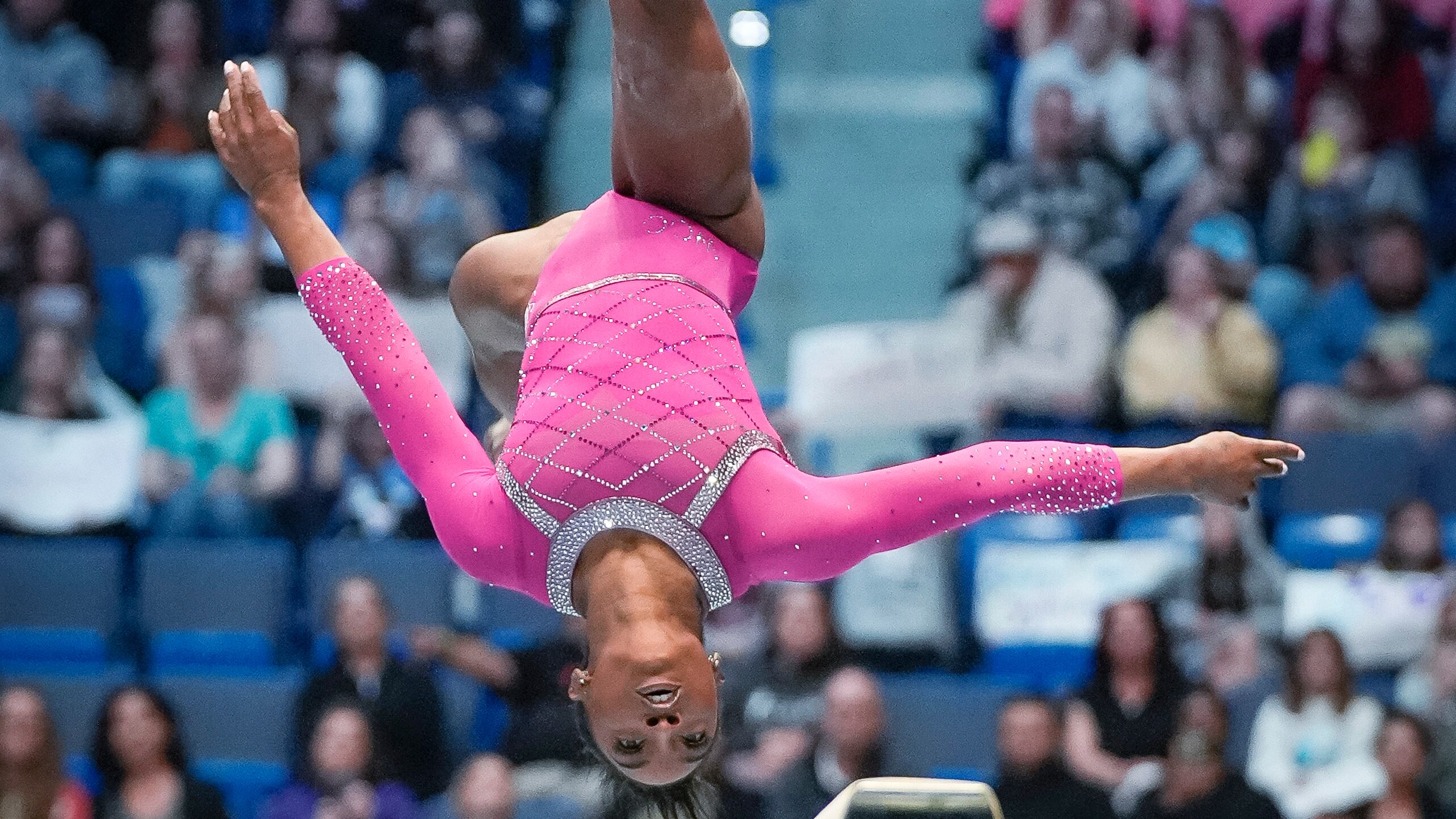 Simone Biles compite en la viga de equilibrio durante el U.S. Classic, el sábado 18 de mayo de 2024, en Hartford, Connecticut (AP Foto/Bryan Woolston)