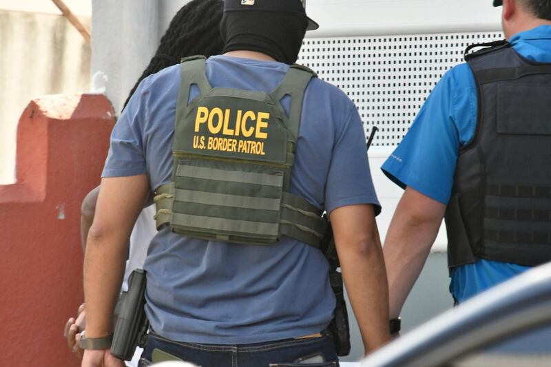 Federales realizan operativo en Villa Palmeras en Santurce