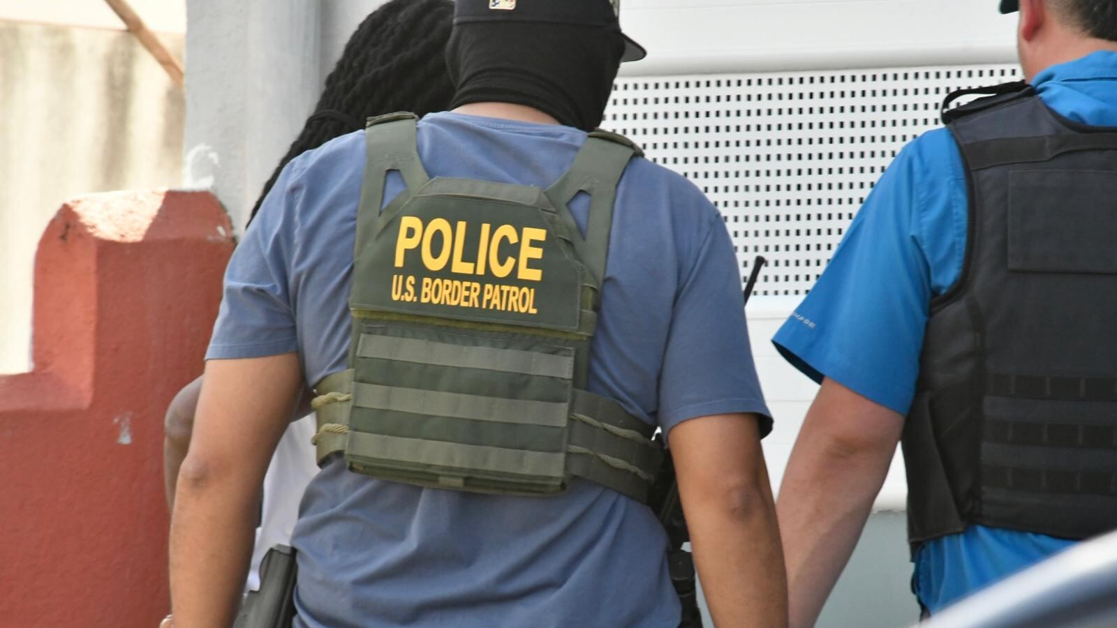 Federales realizan operativo en Villa Palmeras en Santurce