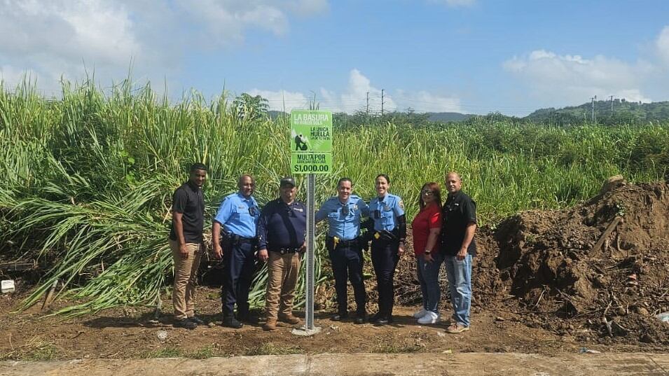 Agentes de la Policía realizaron labor comunitaria en alianza con el municipio de Juncos llamada "Creando conciencia ecológica".