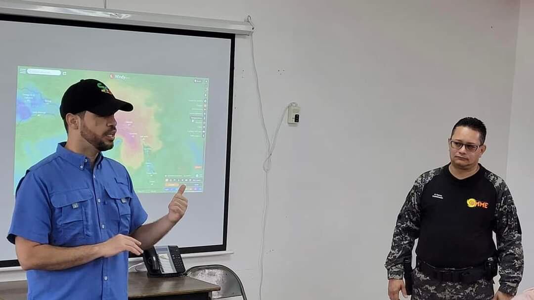 El alcalde de San Germán, Virgilio Olivera (izquierda).