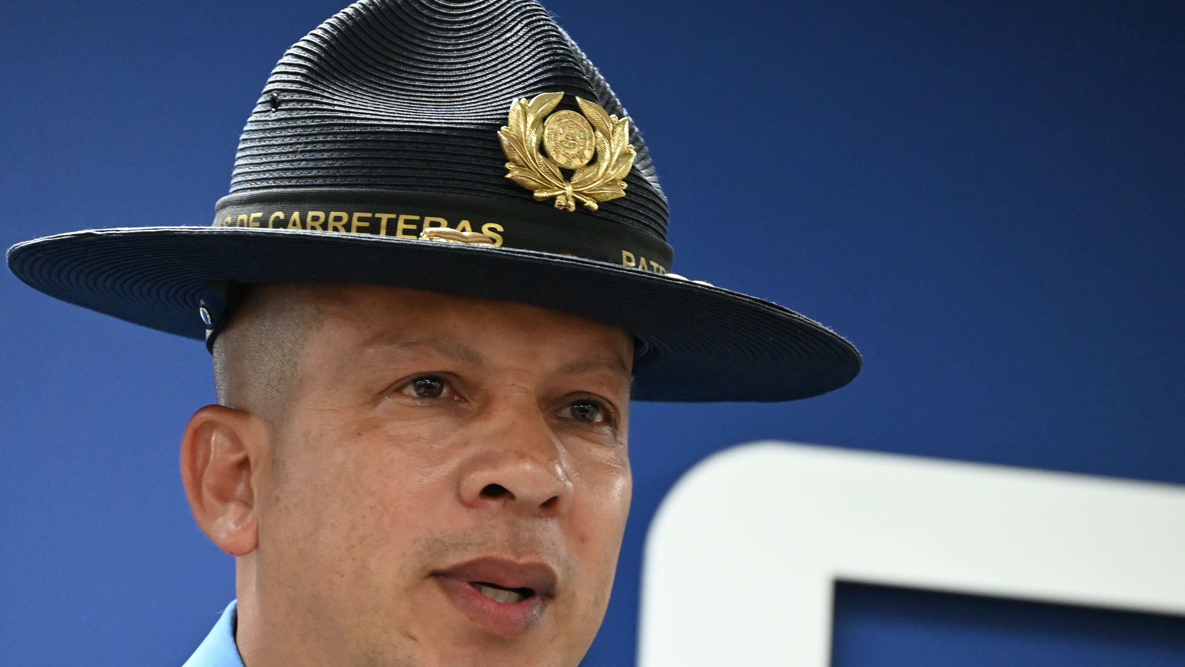 El capitán Elvis R. Zeno Santiago, director del Negociado de Patrullas de Carreteras. Conferencia semanal del Negociado de la Policía