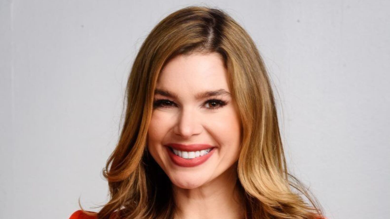 La presentadora Ivonne Orsini sonríe ante la cámara.