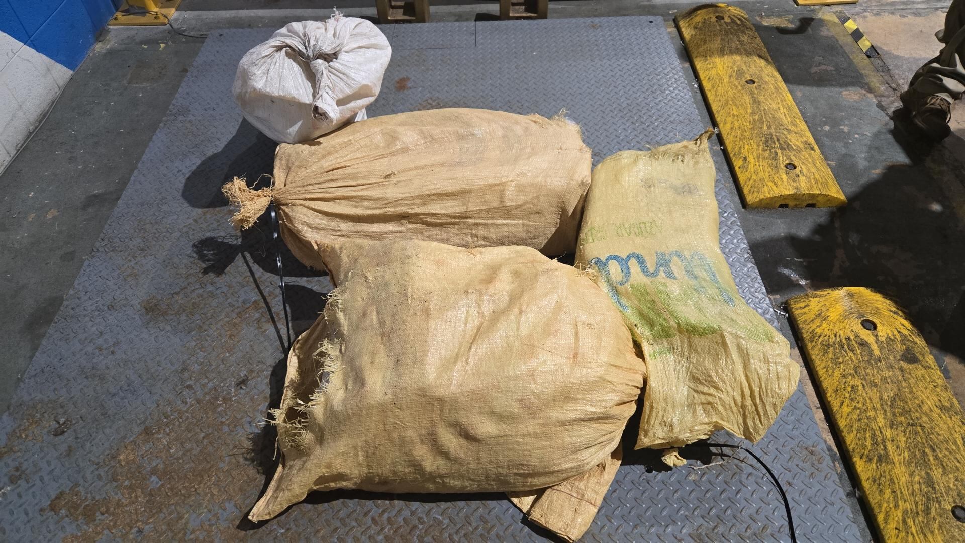 Intercepción conjunta frustra contrabando de cocaína valorado en 2.6 millones de dólares al norte de Puerto Rico.