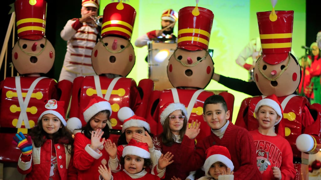 Niños libaneses celebran una fiesta de Navidad en la escuela Saint-Joseph des Saints-Coeurs de Ain Ebel, un pueblo cristiano libanés fronterizo con Israel, el sábado 23 de diciembre de 2023, en el sur del Líbano. (AP Foto/Mohammed Zaatari)