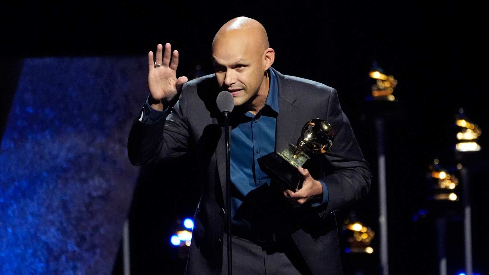 Miguel Zenón acepta su primer Grammy por "El arte del bolero vol. 2".