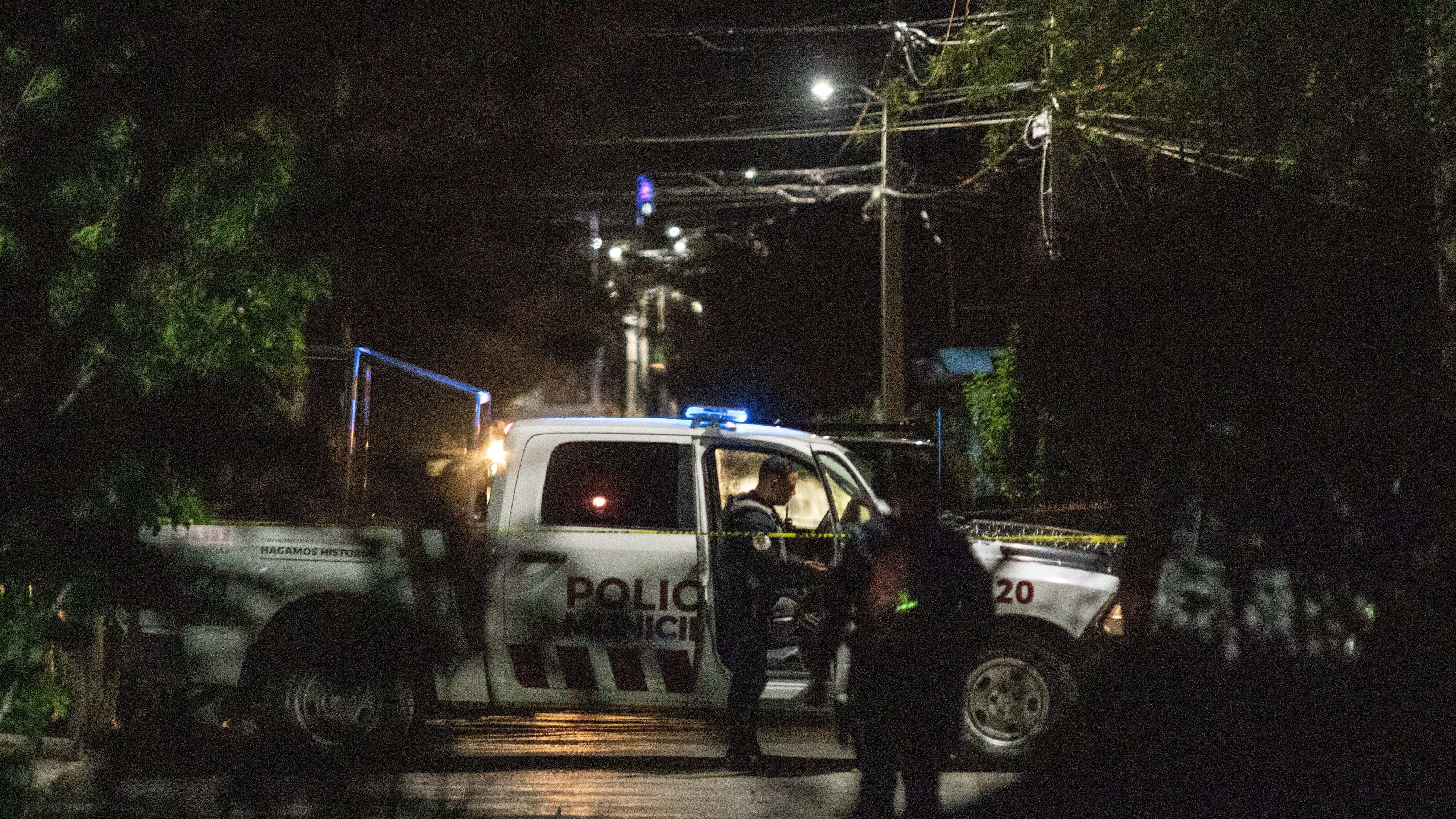 GUADALUPE, ZACATECAS, 13ABRIL2023.- Mueren dos hombres y una mujer lesionada tras ataque armado en la colonia División del Norte de este municipio.
En un día violento en la zona conurbada Zacatecas-Guadalupe, de por los menos siete personas asesinadas y tres más heridas.
En uno de ellos alrededor de las 20:30 hrs sujetos armados llegaron a la esquina de Constitución de 1917 y Felipe Ángeles, afuera de una vivienda con el número 13 en donde se encontraban dos hombres y una mujer; para dispararles en repetidas ocasiones. Los tres cayeron frente al domicilio por la cantidad de lesiones en sus cuerpos. Los sujetos emprendieron la huida en un vehículo con rumbo desconocido. Al lugar llegaron paramédicos de la Red de Emergencias Médicas y Protección Civil Municipal para intentar dar los primeros auxilios a las víctimas, dos de ellos lamentablemente ya no contaban con signos vitales por la letalidad de los disparos; mientras que la mujer logró ser estabilizada y trasladada de gravedad. El lugar fue acordonado por elementos de Policía Municipal mientras llegaban policías de investigación y peritos de la coordinación estatal de servicios periciales quienes levantaran los cuerpos e indicios balísticos para intentar dar con el móvil del ataque.