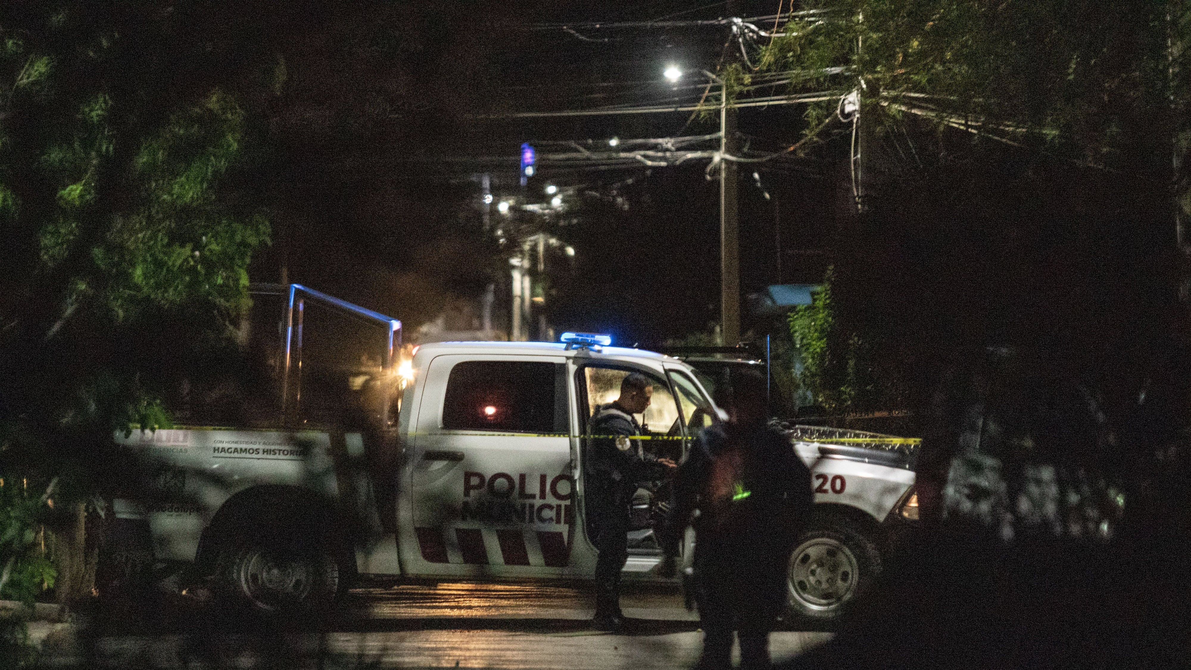GUADALUPE, ZACATECAS, 13ABRIL2023.- Mueren dos hombres y una mujer lesionada tras ataque armado en la colonia División del Norte de este municipio.
En un día violento en la zona conurbada Zacatecas-Guadalupe, de por los menos siete personas asesinadas y tres más heridas.
En uno de ellos alrededor de las 20:30 hrs sujetos armados llegaron a la esquina de Constitución de 1917 y Felipe Ángeles, afuera de una vivienda con el número 13 en donde se encontraban dos hombres y una mujer; para dispararles en repetidas ocasiones. Los tres cayeron frente al domicilio por la cantidad de lesiones en sus cuerpos. Los sujetos emprendieron la huida en un vehículo con rumbo desconocido. Al lugar llegaron paramédicos de la Red de Emergencias Médicas y Protección Civil Municipal para intentar dar los primeros auxilios a las víctimas, dos de ellos lamentablemente ya no contaban con signos vitales por la letalidad de los disparos; mientras que la mujer logró ser estabilizada y trasladada de gravedad. El lugar fue acordonado por elementos de Policía Municipal mientras llegaban policías de investigación y peritos de la coordinación estatal de servicios periciales quienes levantaran los cuerpos e indicios balísticos para intentar dar con el móvil del ataque.