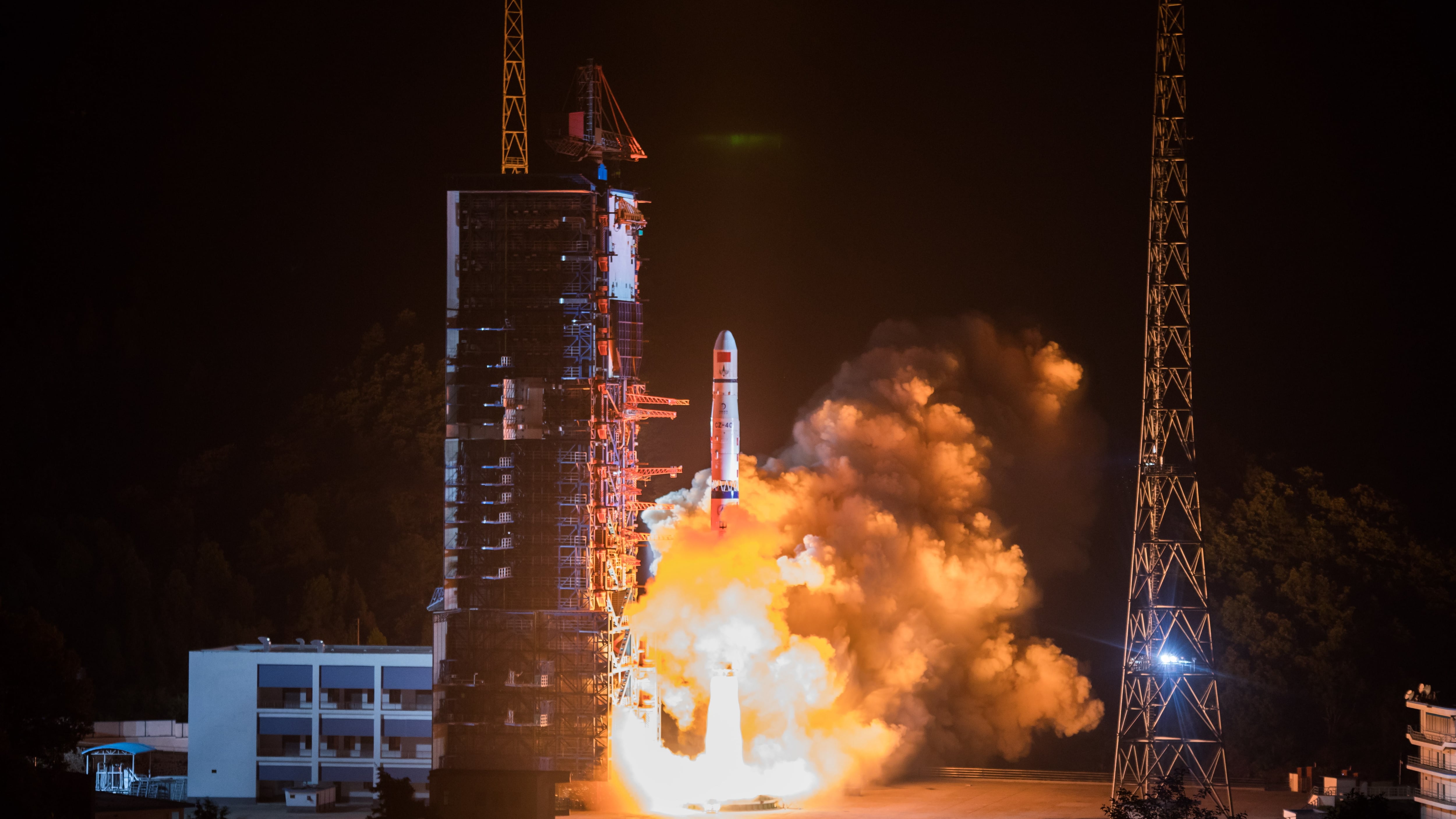 Foto de archivo del lanzamiento del cohete Long March-4C con un satélite para establecer enlace de comunicación entre la Tierra y la sonda lunar Chang'e-4. EFE/ Stringer